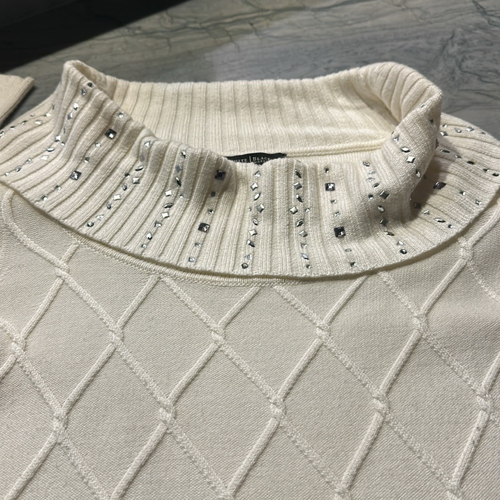 Donated. White House Black Market Scoop neck - Picture 2 of 6